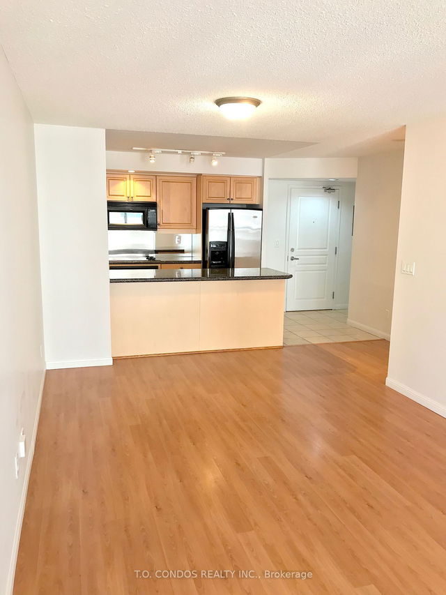 608 - 140 Simcoe Street
