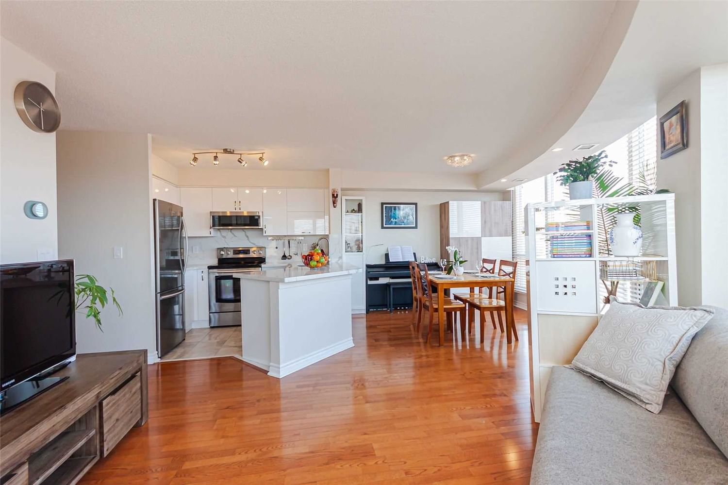 Listing Image 7