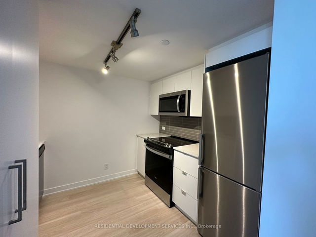 1216 - 30 Tretti Way