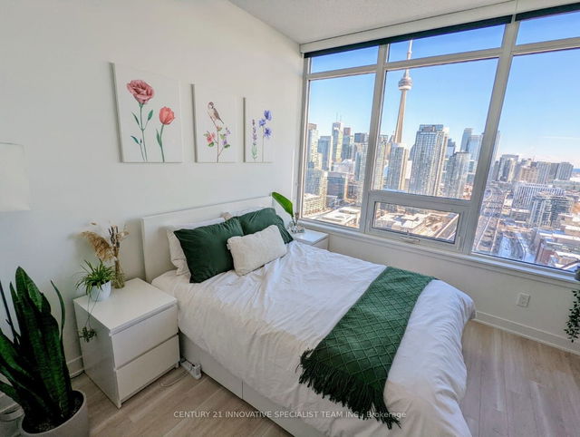 3915 - 17 Bathurst Street