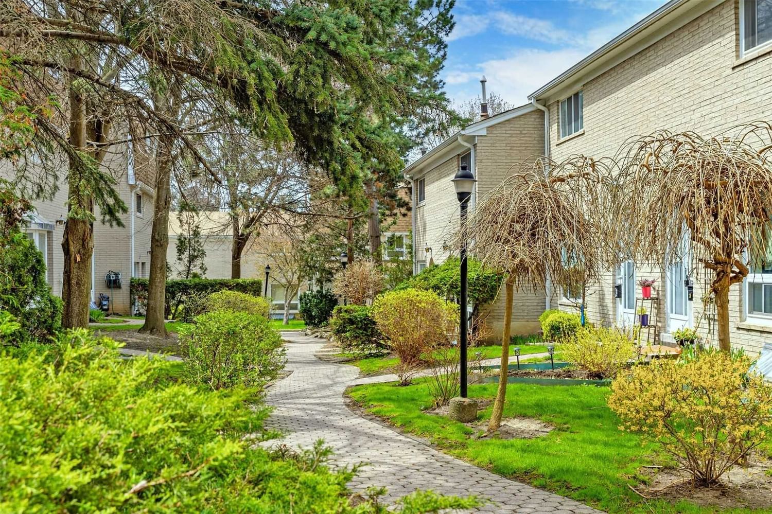 Townhouse sold at 6-83 Rameau Drive, Toronto, Hillcrest Village, M2H 1T6 - MLS: C6037595