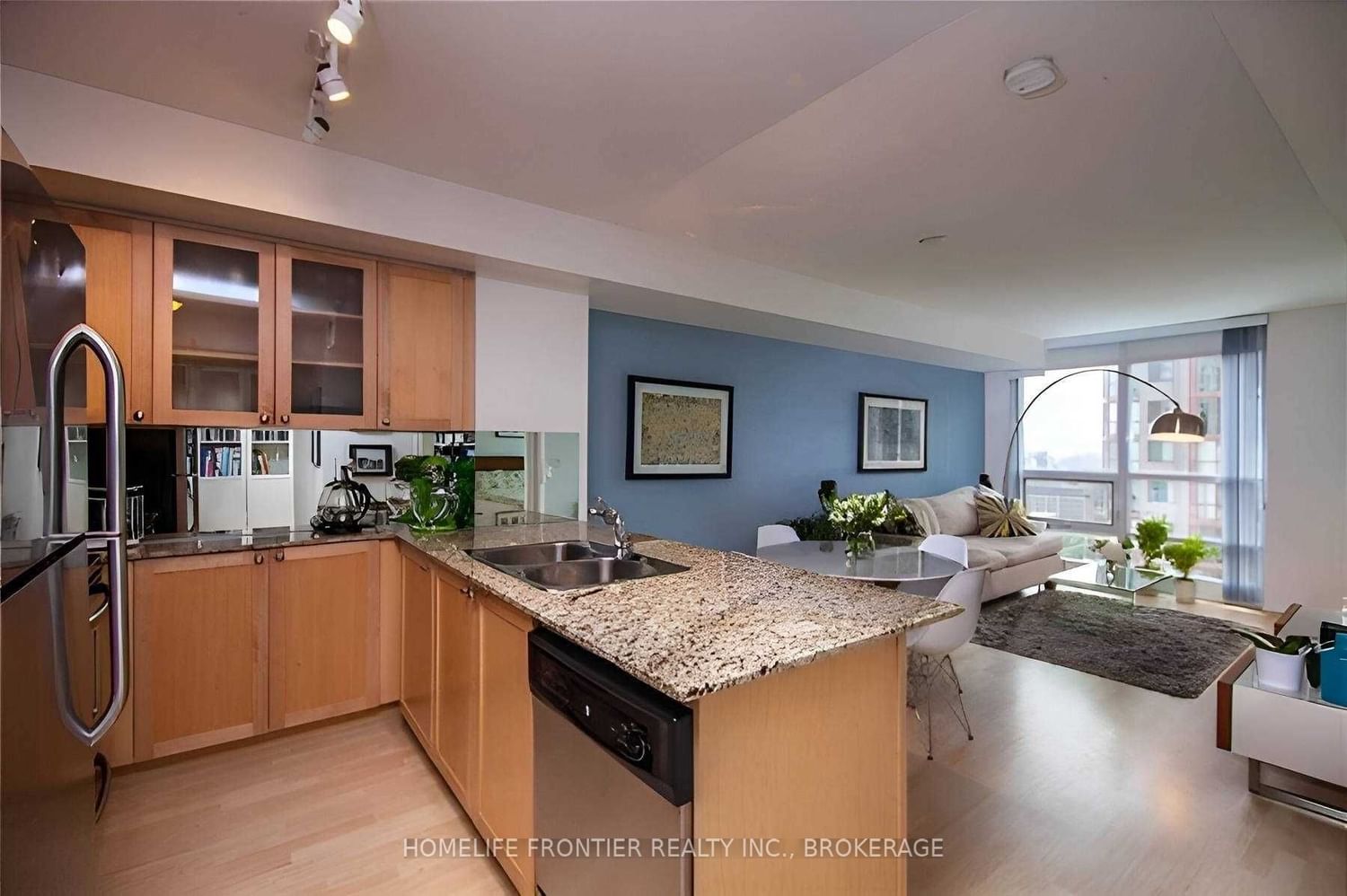 Listing Image 4