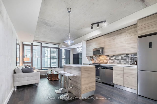 318 - 111 Bathurst Street