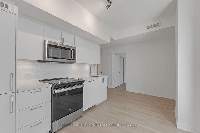 1113 - 30 Tretti Way