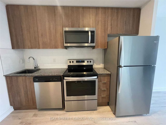 530 - 621 Sheppard Avenue
