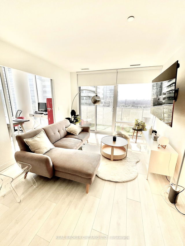 2912 - 501 Yonge Street