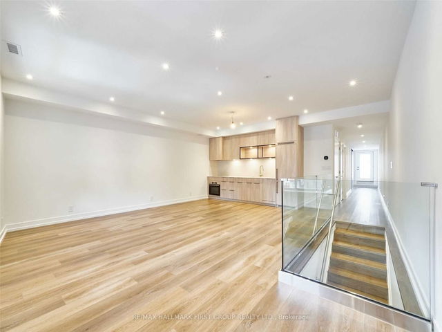 Upper - 2602 Yonge Street