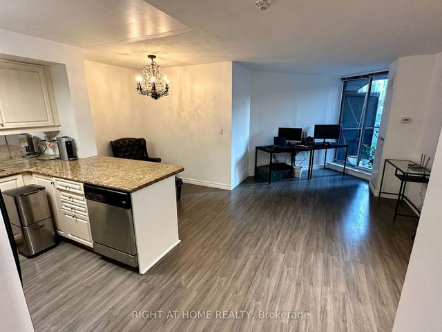 1022 - 140 Simcoe Street