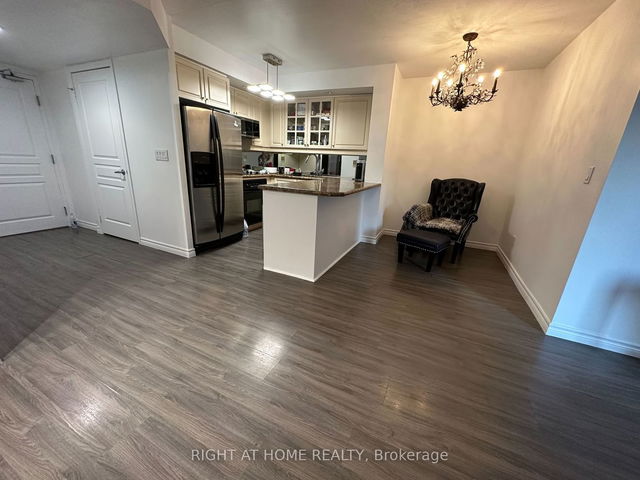 1022 - 140 Simcoe Street