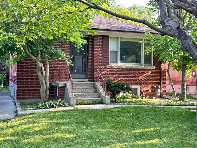 16 Alexis Boulevard