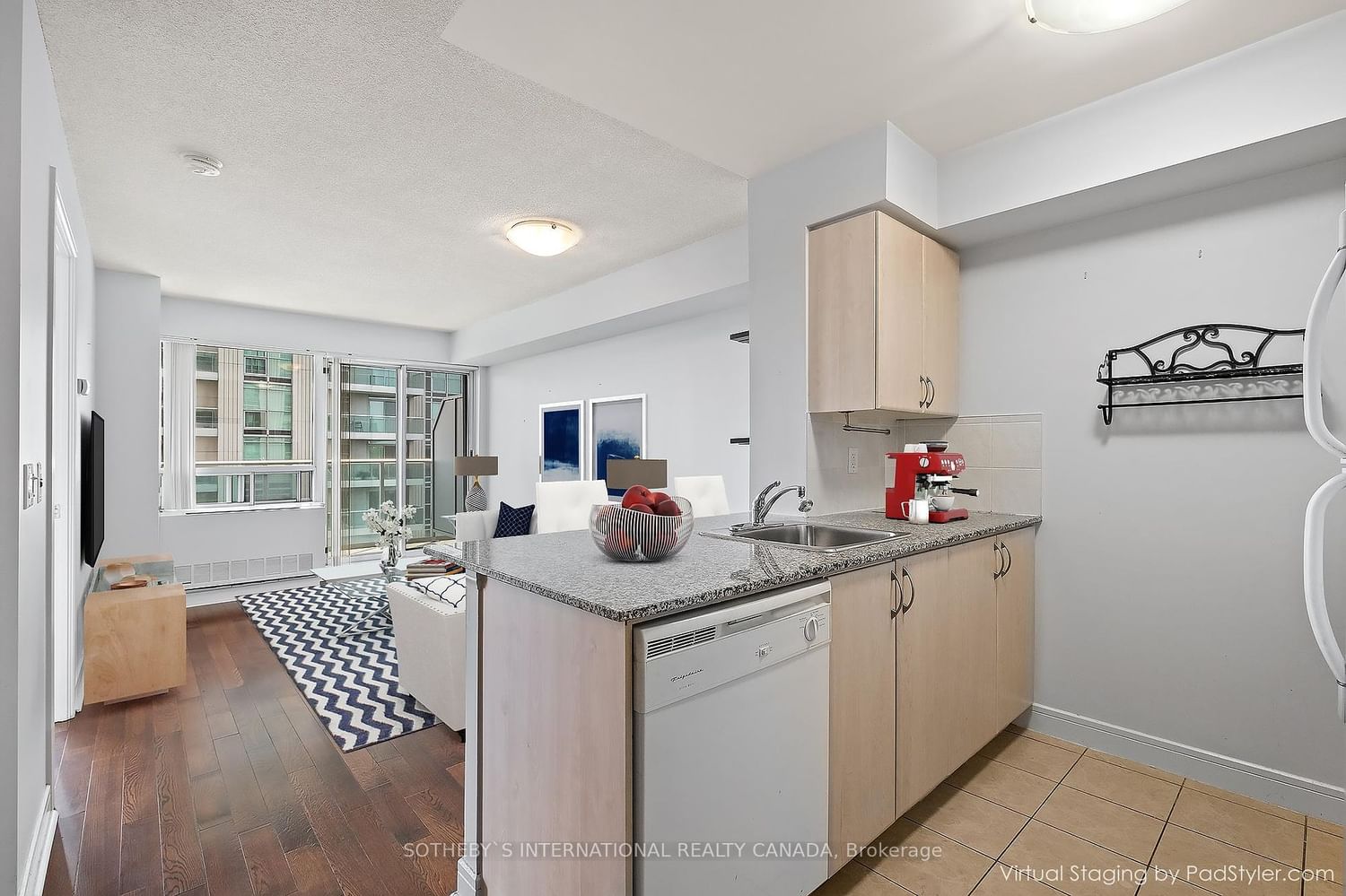 Listing Image 4