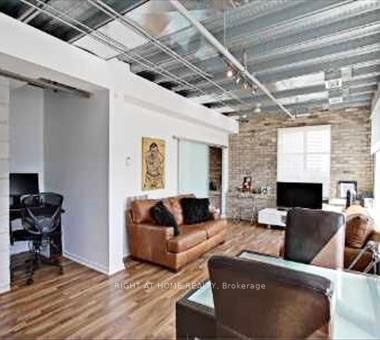 501 - 736 Dundas Street