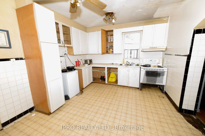 625 Vaughan Rd, Toronto, M6C 2R4 | Image 2