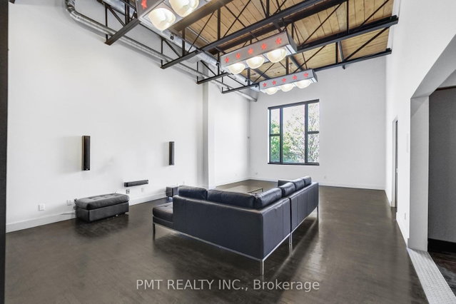 210 - 676 Richmond Street W