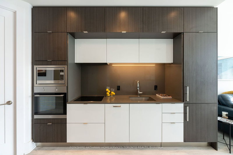 Ph07 - 1 Edgewater Dr, Toronto, M5A 1B9 | Image 3