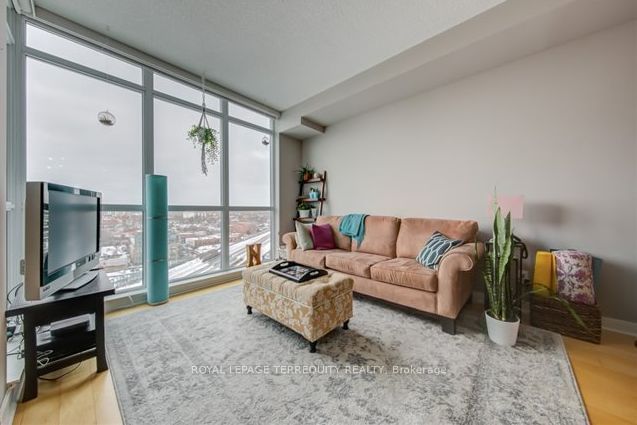 1412 - 1171 Queen Street