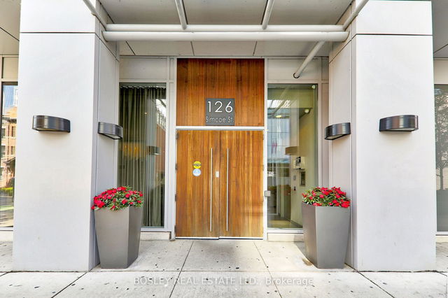 512 - 126 Simcoe Street