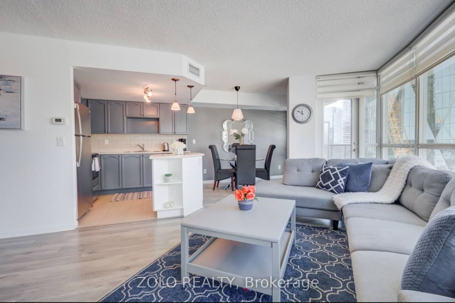 Listing Image 4