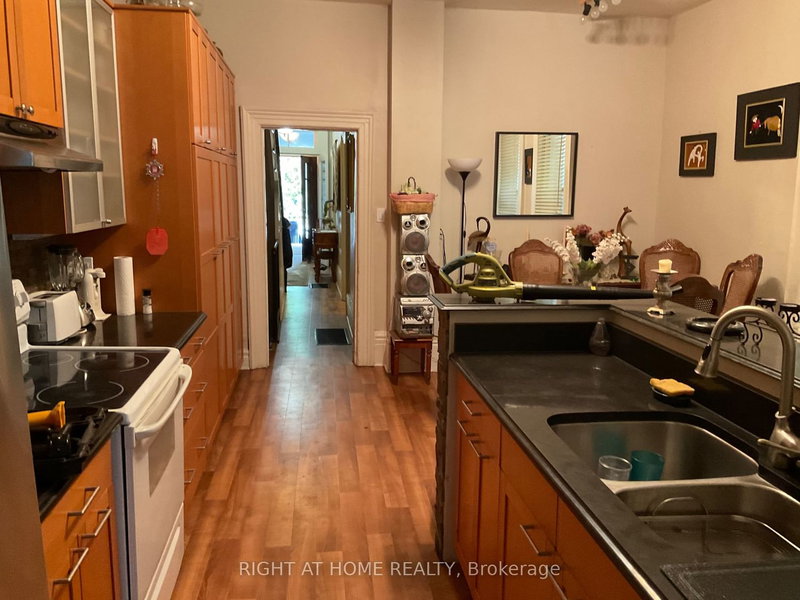 Room D - 223 Beverley St, Toronto, M5T 1Z4 | Image 2