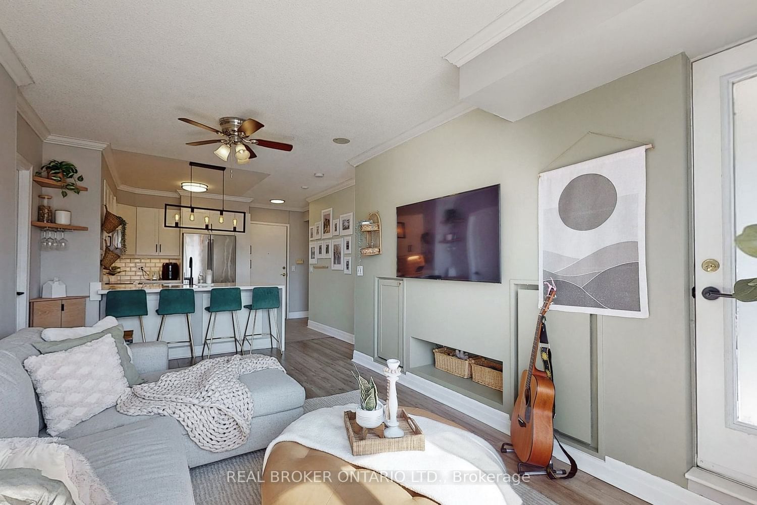 Listing Image 9