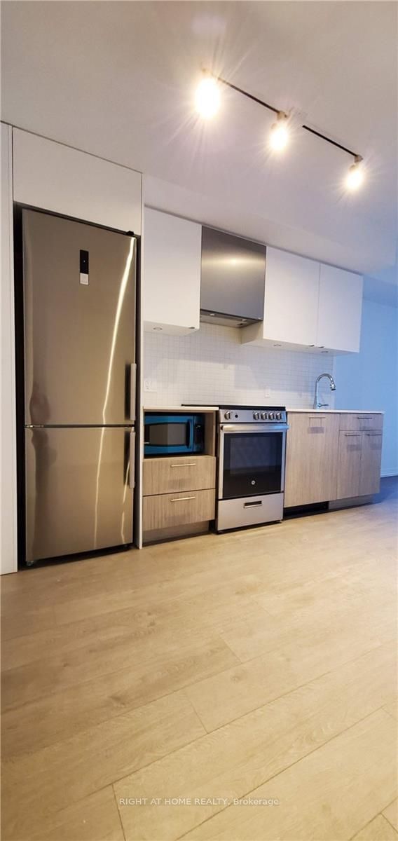 818 - 251 Jarvis Street