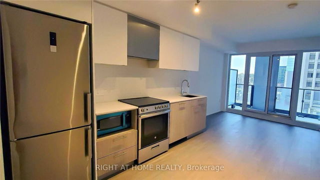 818 - 251 Jarvis Street
