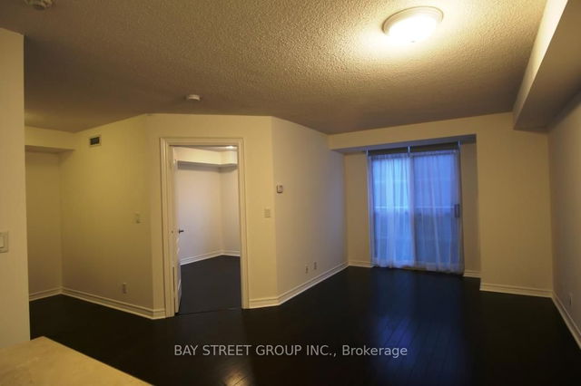 1011 - 212 Eglinton Avenue