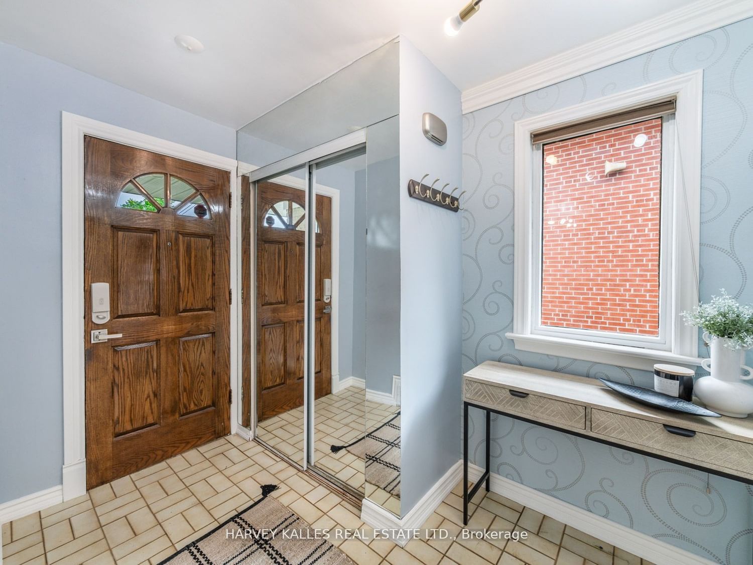 Listing Image 4