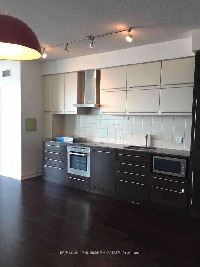 2212 - 770 Bay Street