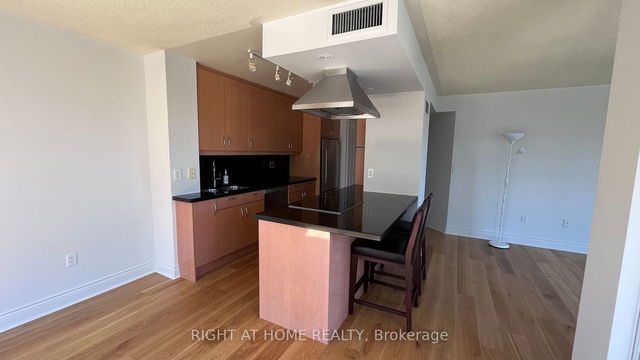 1607 - 909 Bay Street