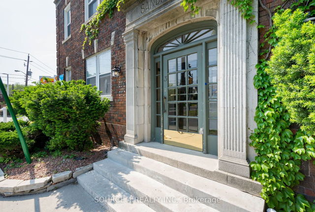 3 Claxton Boulevard