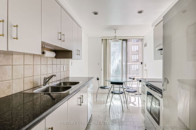 1208 - 168 Simcoe Street