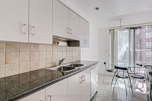 1208 - 168 Simcoe Street