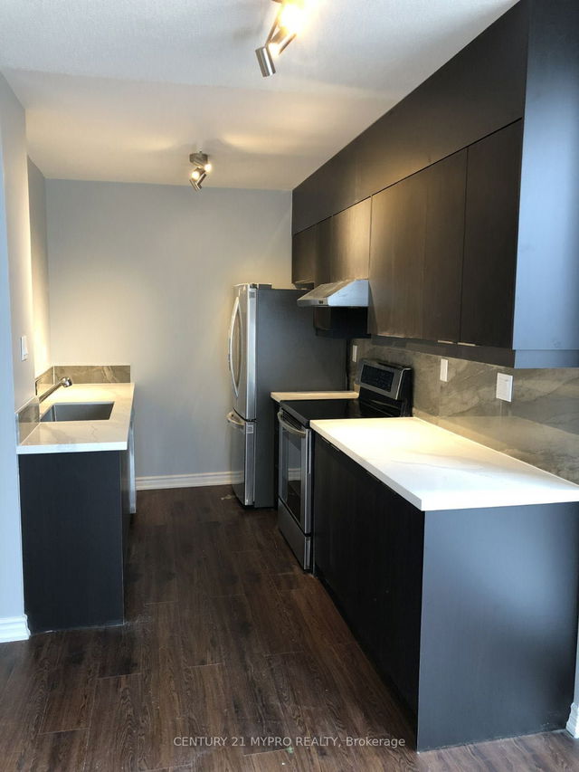 1711 - 736 Bay Street