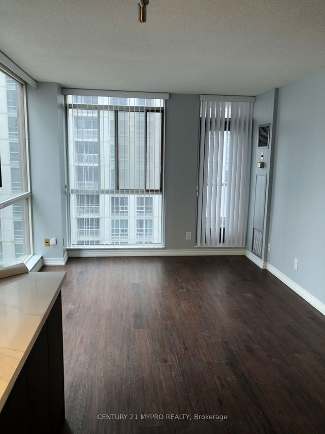 1711 - 736 Bay Street