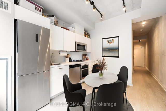 208 - 39 Brant Street