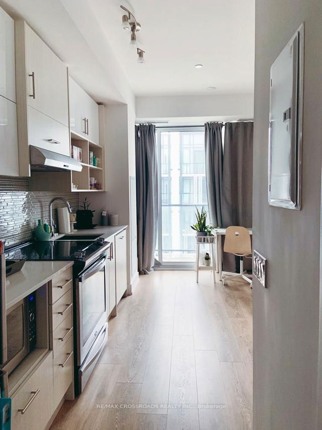 1609 - 128 Fairview Mall Drive