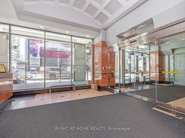 1706 - 10 yonge Street