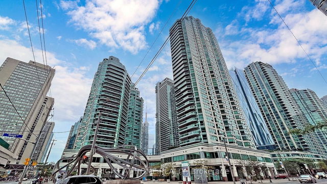 1706 - 10 Yonge Street