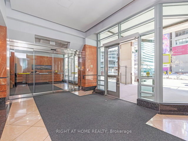 1706 - 10 Yonge Street