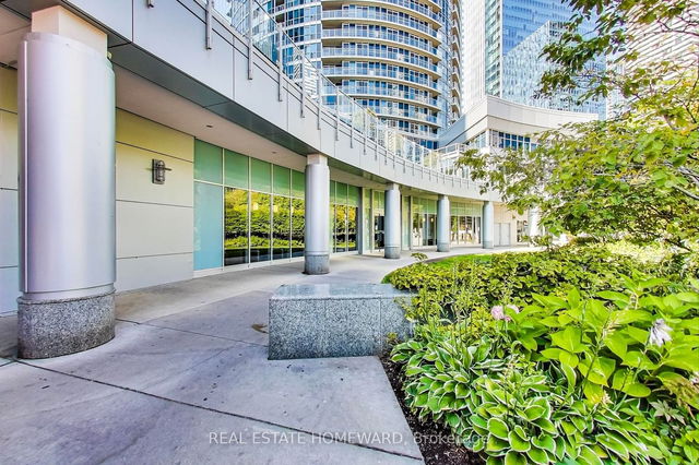 PH01 - 208 Queens Quay