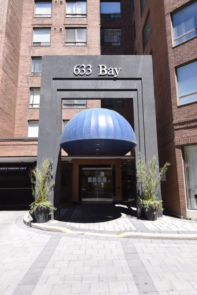 808 - 633 Bay Street