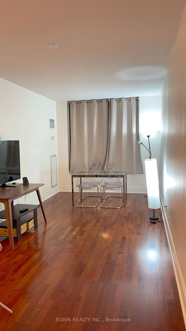 401 - 123 Eglinton Avenue