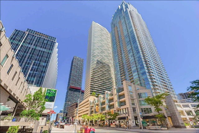 911 - 2221 Yonge Street