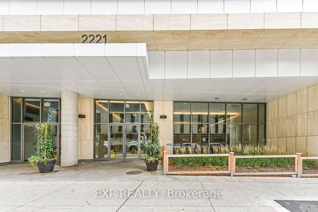911 - 2221 Yonge Street
