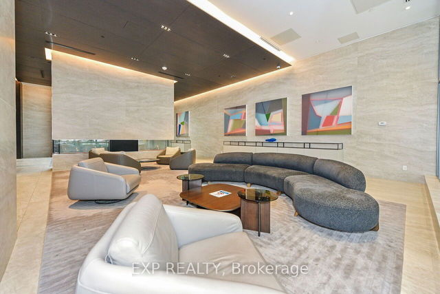 911 - 2221 Yonge Street