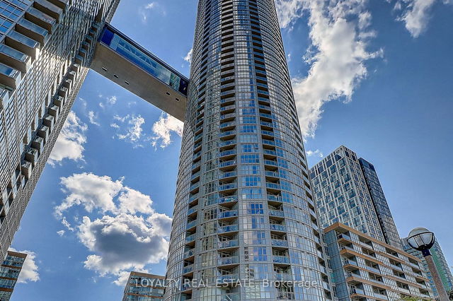 826 - 21 Iceboat Terrace