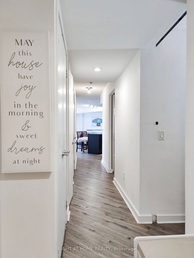 1010 - 8 York Street