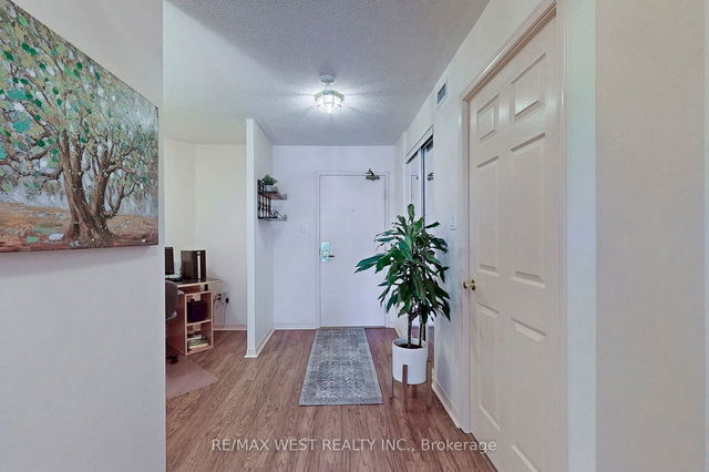 503 - 887 Bay Street