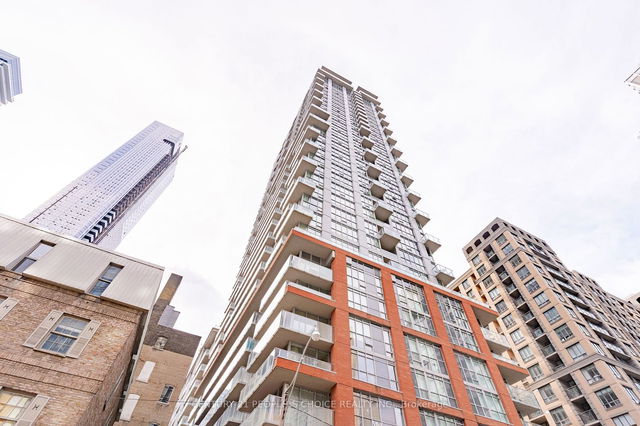 1808 - 126 Simcoe Street
